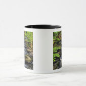 Bach fließt durch den Wald Tasse (Zentrum)