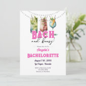 Bach und Boozy Bachelorette Party Einladung (Stehend Vorderseite)