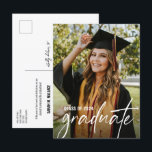 Bachelor of Science Custom Graduate Foto Ankündigungspostkarte<br><div class="desc">Mit unserer "Bachelor of Science Custom Graduate Foto Abschluss Announcement Postcard" können Sie personalisiert und feierlich den Abschluss Ihres Bachelor-Abschlusses verkünden. Diese Postkarte enthält neben ihrem Studientitel ein individualisierbares Foto des Absolventen, das den Kern dieses wichtigen Meilensteins abbildet. Passen Sie alle Details an, um diese Ankündigung einzigartig zu machen. Geben...</div>