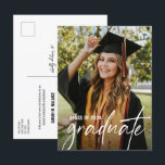 Bachelor of Science Custom Graduate Foto Ankündigungspostkarte<br><div class="desc">Mit unserer "Bachelor of Science Custom Graduate Foto Abschluss Announcement Postcard" können Sie personalisiert und feierlich den Abschluss Ihres Bachelor-Abschlusses verkünden. Diese Postkarte enthält neben ihrem Studientitel ein individualisierbares Foto des Absolventen, das den Kern dieses wichtigen Meilensteins abbildet. Passen Sie alle Details an, um diese Ankündigung einzigartig zu machen. Geben...</div>