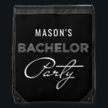 Bachelor Party Drawstring Backpack Sportbeutel<br><div class="desc">Diese personalisierten Zugbänder sind das ideale Geschenk für alle Typ, die sich Ihrem Bachelor-Partyabenteuer anschließen! Füllen Sie diese Taschen mit Snacks, Wasser oder anderen lustigen Gegenständen, die die Gruppe für Liebe halten. Diese könnten auch einen großen Kater-Kit machen! Editieren Sie einfach den Namen! Karo in unserer gesamten Bachelor Party Kollektion...</div>