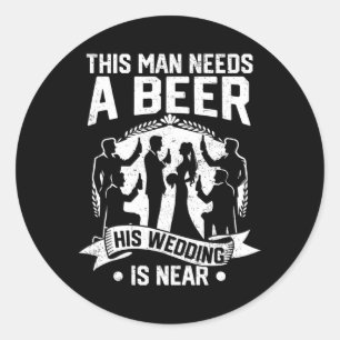 Bachelor Party Groom Dieser Mann braucht Bier sein Runder Aufkleber
