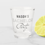 Bachelor Party Shot Glass Favoriten Schnapsglas<br><div class="desc">Beginnen Sie das Party mit dieser personalisierten Bachelor-Party-Brille! Diese sind ein großer Vorteil für alle Typ,  die am Bachelor Party Wochenende teilnehmen! Editieren Sie einfach den Namen! Karo aus der gesamten Bachelor Party Kollektion für weitere passende Artikel!</div>