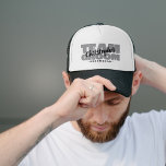 Bachelor Party Team Groom Trauzeuge Name Grau Truckerkappe<br><div class="desc">Das maßgeschneiderte Cap-Design für Ihre Bachelor-Party bietet "TEAM GROOM" in fett hellgrau. Passen Sie den Namen des Trauzeugen an, indem Sie schwarze männliche Skripte koordinieren. Nachstehend finden Sie den Titel oder den benutzerdefinierten Text. Design wird auf der Vorderseite platziert. Alle Farben in diesem Design sind im Bereich des Zazzle-Designs anpassbar!...</div>