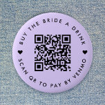 Bachelorette kauft die Braut einen Lila QR-Code Button<br><div class="desc">Ein einfaches,  benutzerdefiniertes Lavendelpadel lila "Buy the Bride a Drink" Junggeselinnen-Abschied QR Code Rundtasten Button in einem modernen minimalistischen Stil mit einem niedlichen Herzstück Detail. Die Vorlage kann leicht aktualisiert werden mit Ihrem QR-Code und benutzerdefinierten Text,  z.B. scannen QR zu zahlen von Venmo. #bachelorette #buythebrideadrink #QRcode</div>