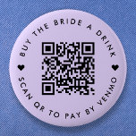 Bachelorette kauft die Braut einen Lila QR-Code Button<br><div class="desc">Ein einfaches,  benutzerdefiniertes Lavendelpadel lila "Buy the Bride a Drink" Junggeselinnen-Abschied QR Code Rundtasten Button in einem modernen minimalistischen Stil mit einem niedlichen Herzstück Detail. Die Vorlage kann leicht aktualisiert werden mit Ihrem QR-Code und benutzerdefinierten Text,  z.B. scannen QR zu zahlen von Venmo. #bachelorette #buythebrideadrink #QRcode</div>