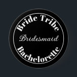 Bachelorette Modern Bride Stamm Schwarz-Weiß Button<br><div class="desc">Modernes Bachelorette-Design in klassischem Schwarz-Weiß,  das leicht mit Ihrem Titel personalisiert ist. Ideal für ihren Junggeselinnen-Abschied.</div>