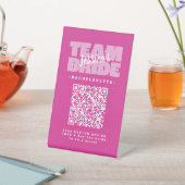Bachelorette QR Code Kaufen Drink Team Bride Pink Sockelschild (In SItu)