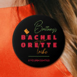 Bachelorette Stamm Hashtag Button<br><div class="desc">Der Name der Braut in schicken Schriften,  das Wort bachelorette wurde in bJeder-Elorette-Stamm geändert,  und #yourhashtag,  diese Knöpfe sind lustig,  um Ihren Junggeselinnen-Abschieden zu geben. Perfektes Gastgeschenk für Ihren Brautstamm! PASSENDE Artikel in unserer Sammlung.</div>