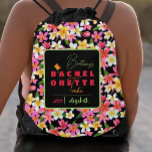 Bachelorette-Stamm Sportbeutel<br><div class="desc">Tropisch-hawaiianische Plumeria Blume in Weiß,  Gelb und Rosa auf schwarzem Hintergrund sind bereit für den Namen der Braut in schicken Schriften zusammen mit dem Wort Bachelorette in bJeder-Elorette Stamm auf einem transparenten schwarzen Overlay geändert. Perfekte Geschenktasche für Ihren Brautstamm! PASSENDE Artikel in unserer Sammlung.</div>