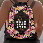 Bachelorette-Stamm Sportbeutel<br><div class="desc">Tropisch-hawaiianische Plumeria Blume in Weiß, Gelb und Rosa auf schwarzem Hintergrund sind bereit für den Namen der Braut in schicken Schriften zusammen mit dem Wort Bachelorette in bJeder-Elorette Stamm auf einem transparenten schwarzen Overlay geändert. Perfekte Geschenktasche für Ihren Brautstamm! PASSENDE Artikel in unserer Sammlung.</div>