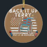 Back Up Terry setzen Sie es in umgekehrte Feuerarb Keramik Ornament<br><div class="desc">Backup Terry legte es in umgekehrte Feuerwerk Funny 4. Juli Geschenk. Perfektes Geschenk für Ihren Vater,  Mama,  Papa,  Männer,  Frauen,  Freunde und Familienmitglieder am Erntedank Tag,  Weihnachten,  Muttertag,  Vatertag,  4. Juli,  1776 Unabhängiger Tag,  Veteranen Tag,  Halloween,  Patrick's Day</div>
