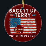 Back Up Terry setzen Sie es in umgekehrte Feuerarb Keramik Ornament<br><div class="desc">Backup Terry legte es in umgekehrte Feuerwerk Funny 4. Juli Geschenk. Perfektes Geschenk für Ihren Vater,  Mama,  Papa,  Männer,  Frauen,  Freunde und Familienmitglieder am Erntedank Tag,  Weihnachten,  Muttertag,  Vatertag,  4. Juli,  1776 Unabhängiger Tag,  Veteranen Tag,  Halloween,  Patrick's Day</div>