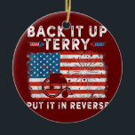 Back Up Terry setzen Sie es in umgekehrte Feuerarb Keramik Ornament<br><div class="desc">Backup Terry legte es in umgekehrte Feuerwerk Funny 4. Juli Geschenk. Perfektes Geschenk für Ihren Vater,  Mama,  Papa,  Männer,  Frauen,  Freunde und Familienmitglieder am Erntedank Tag,  Weihnachten,  Muttertag,  Vatertag,  4. Juli,  1776 Unabhängiger Tag,  Veteranen Tag,  Halloween,  Patrick's Day</div>