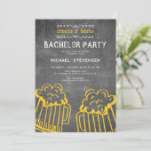 Bäckchen und Biere rustikale Chalkboard Bachelor P Einladung (Stehend Vorderseite)