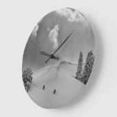 Backcountry Ski Climbers in fresh powder Große Wanduhr (Winkel)