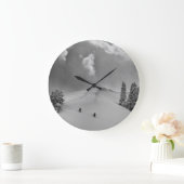 Backcountry Ski Climbers in fresh powder Große Wanduhr (Zuhause)