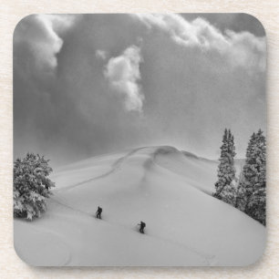 Backcountry-Skikletterer in frischem Pulverschnee Getränkeuntersetzer