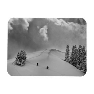 Backcountry-Skikletterer in frischem Pulverschnee Magnet