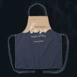 Backen ist Liebe essbar NAVY & TAN Script Schürze<br><div class="desc">Backen ist Liebe, die essbar gemacht wird. NAVY & TAN. Sauberes, modernes Skriptdesign. Ihr hausgemachter Backrahmen. Unterschreiben Sie Ihr Meisterwerk mit einem blüh mit dieser dezenten ALL-OVER PRINT SCHÜRZE. Dieses Design koordiniert mit unseren künstlichen Teigabdeckungen - die Sie hier finden: https://www.zazzle.com/collections/challah_baking_is_love_script_series-119661066919466646 Backenthusiasten: sich ausdrücken und Ihren persönlichen Stil zeigen. Wenn...</div>