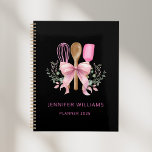 Bäckerei Pink Bow Utensids Modernes Planer Noteboo<br><div class="desc">Bleibe organisiert und inspiriert mit diesem bezaubernden Bäckerei Pink Bow Utensils Modern Planner Notebook. Dieser stilvolle Planer, der mit Koch, hausgemachten Bäckereien und Dessert-Enthusiasten entworfen wurde, verbindet Praxisnähe mit einer schönen Ästhetik. Das Cover zeichnet sich durch ein modernes Design aus, das mit eleganten rosa Bug- und Backutensilien geschmückt ist und...</div>