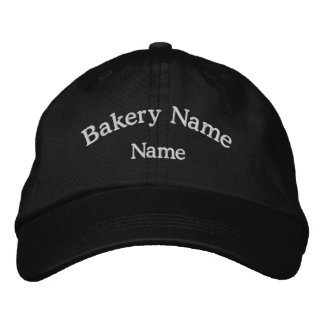 Bäckername bestickt mit schwarzem Hut