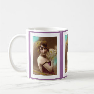 Backfisch im lila Kleid mit einem Fächer Kaffeetasse