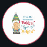 Backgummi Bright Cookie Red Christmas Runder Aufkleber<br><div class="desc">Teilen Sie Ihre Lieblings-Cookies und Leckereien mit Ihrer Familie und Ihren Freunden. Beinhaltet diese Backbrille Helle Typografie Stil auf Ihrer gebackenen guten Verpackung. Ein niedliches Weihnachts- oder Feiertagsknom mit Ingwer-Brot und Backofen-Button. Mit Monogramm mit deinem Namen.</div>
