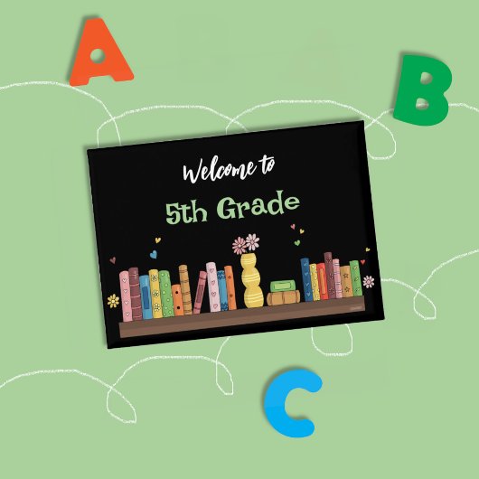 Backing-to-School-Bücher auf dem schwarzen Shelf Button
