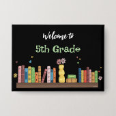 Backing-to-School-Bücher auf dem schwarzen Shelf Button (Vorderseite)