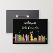 Backing-to-School-Bücher auf dem schwarzen Shelf Button (Vorderseite/Rückseite)