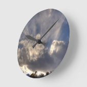 Backlit Clouds Runde Wanduhr (Winkel)