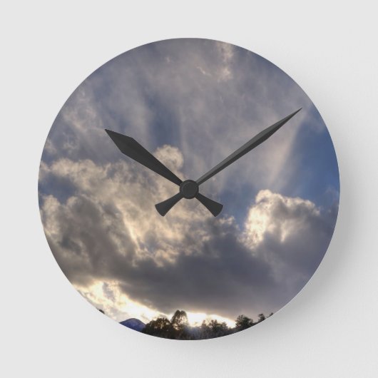 Backlit Clouds Runde Wanduhr (Vorderseite)