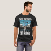 Backprint Easily Distracted By Mailboxes Postal Wo T-Shirt (Vorne ganz)