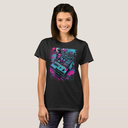 Backprint Retrowave DJ Techno Futuresynth Synthwav T-Shirt (Vorne ganz)