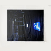 Backrooms-Ästhetik Liminaler Raum verlassen Wandteppich (Vorderseite (Horizontal))
