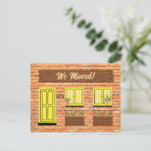 Backsteinhaus mit gelber Tür Wir bewegten Ankündig Postkarte (Stehend Vorderseite)