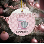 Backwaren Konditorei Zuckerguss Tropfen Monogramm  Keramik Ornament<br><div class="desc">Dieses Design kann in dem Bereich personalisiert werden, der durch das Ändern des Fotos und/oder Textes zur Verfügung gestellt wird. Oder Sie können es anpassen, indem Sie den Mausklick auswählen, um weitere Optionen anzupassen, um die Farbe des Hintergrunds zu löschen oder zu ändern, Text hinzuzufügen, die Textfarbe oder den Stil...</div>
