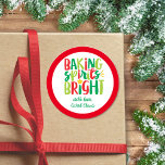 Backwaren Spirituosen Helle Weihnachtsfeste Lecker Runder Aufkleber<br><div class="desc">In diesem Weihnachtsdesign steht der Text "Backspirits bright" in lustiger, festlicher rot-grüner Typografie. Klicken Sie auf die Schaltfläche Anpassen, um mehr Flexibilität beim Hinzufügen/Ändern des Textes und/oder der Grafik zu erhalten! Variationen dieses Designs sowie der Koordinationsprodukte sind in unserem Shop, zazzle.com/store/doodlelulu, erhältlich. Kontaktieren Sie uns, wenn Sie dieses Design für...</div>