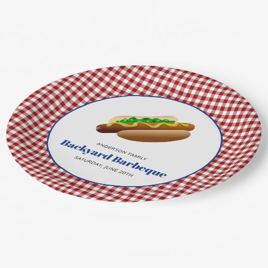 Backyard Barbeque Hot Dogs | Rot überprüft Pappteller (Schrägansicht)