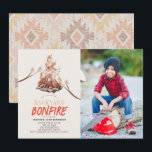 Backyard Bonfire Camping S'mores Birthday Foto Einladung<br><div class="desc">Dieses schicke "Hinterhoffeuer"-Foto lädt mit einem cremefarbenen Hintergrund mit einem Feuer und Bratmarshmallows auf Stöcken ein. Die Rückseite ist hellbeige/braun gehalten,  mit amerikanischen Textilien aus Ureinwohnern. Personalisieren Sie es für Ihre Bedürfnisse. In meinem Geschäft finden Sie passende Produkte.</div>