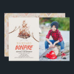 Backyard Bonfire Camping S'mores Birthday Foto Einladung<br><div class="desc">Dieses schicke "Hinterhoffeuer"-Foto lädt mit einem cremefarbenen Hintergrund mit einem Feuer und Bratmarshmallows auf Stöcken ein. Die Rückseite ist hellbeige/braun gehalten,  mit amerikanischen Textilien aus Ureinwohnern. Personalisieren Sie es für Ihre Bedürfnisse. In meinem Geschäft finden Sie passende Produkte.</div>
