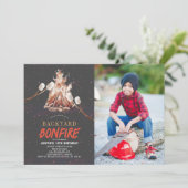 Backyard Bonfire Camping S'mores Birthday Foto Einladung (Stehend Vorderseite)