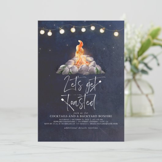 Backyard Bonfire Lass uns Toasted Modern Party bek Einladung (Stehend Vorderseite)