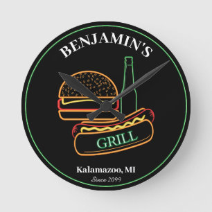 Backyard Grill mit Burgers Hot Dogbeer Runde Wanduhr