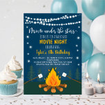 Backyard Movie Night S'mores Geburtstag Einladung<br><div class="desc">Diese bezaubernde Einladung zeigt die von unserer Hand gezeichneten Mores und Campfire Illustrationen mit leuchtenden Sternen und Lichtern.</div>