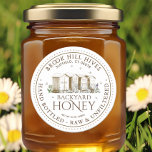 Backyard Nehmt Honey Label Hand Flaschen Roh Runder Aufkleber<br><div class="desc">Stellen Sie Ihre Bienen vor und in die Mitte, indem Sie diese schöne Wiedergabe eines Hinterhofshauses wählen. Dieses Label besticht durch alle Merkmale eines malerischen Familienunternehmens und bietet dennoch ein hohes Maß an Eleganz mit beruflicher Touch. Einfach mit Ihrem Namen, Ihrer Anschrift und Honigbezeichnung (Rohstoff, Handflasche, Single, Hinterhof usw.) personalisieren...</div>