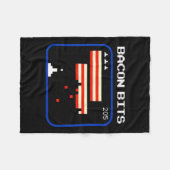 Bacon 8-Bit Video Game Player Retro Nerd Geek Fleecedecke (Vorderseite (Horizontal))