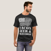 Bacon Beer & Freedom BBQ Grilling USA Flag Funny T-Shirt (Vorne ganz)
