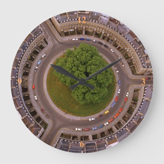 Bad, der Zirkus. Quadratische Wanduhr (Vorderseite)